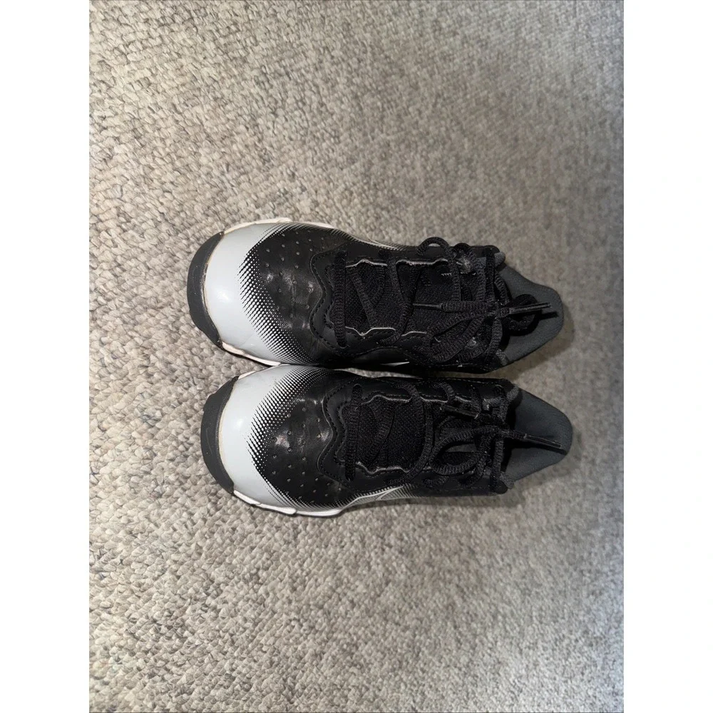 Nike diamond Baseball Shores Size 4Y